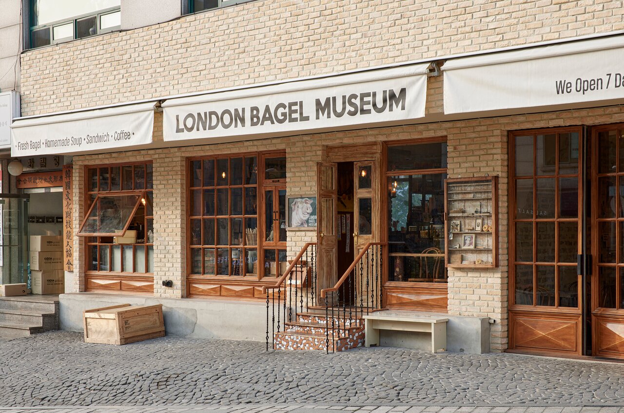 Hand-rolled bagels with cream cheese at London Bagel Museum Dosan